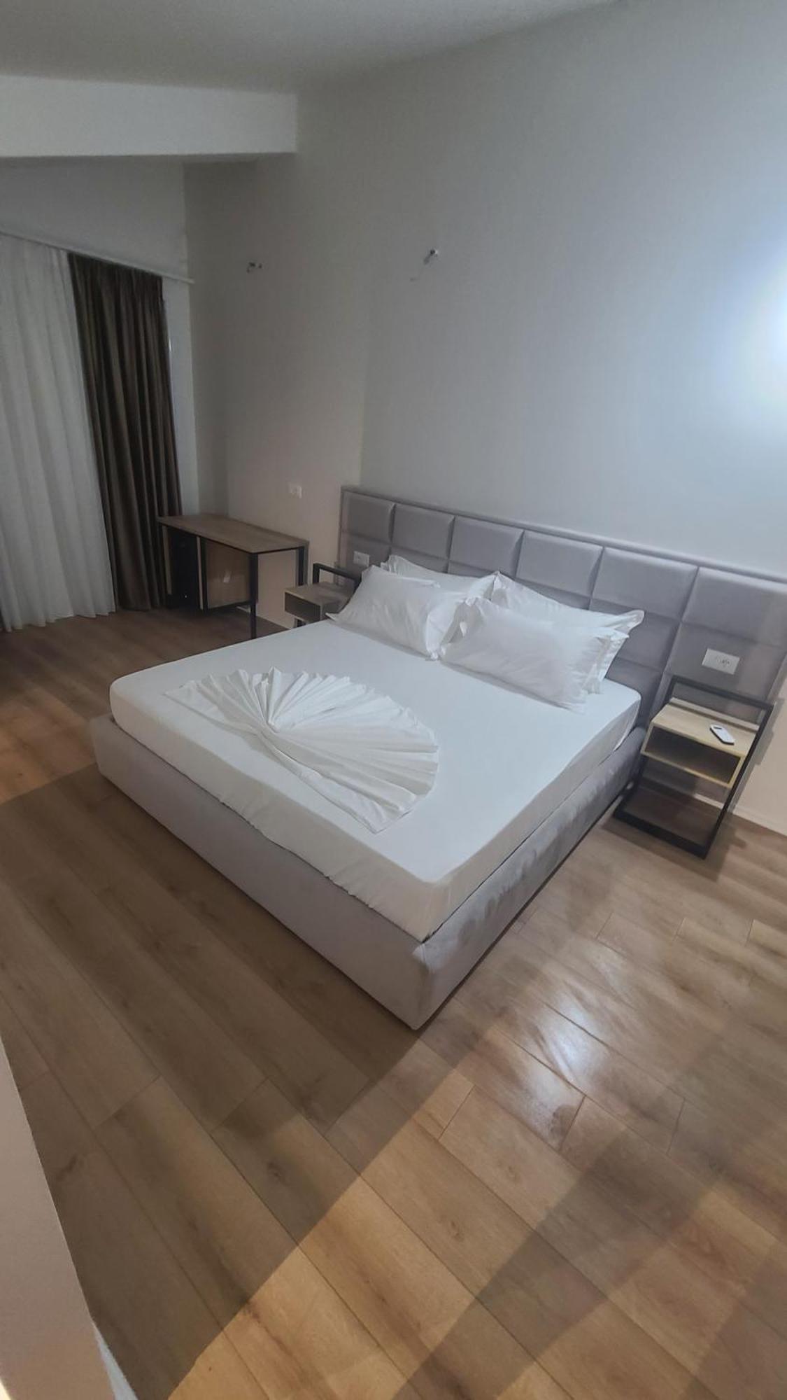 Hotel Noel Vlore Bagian luar foto